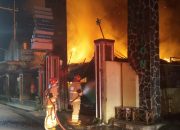 Puskesmas Tiron Kediri Terbakar Saat Dini Hari, Damkar Berjibaku Hampir 3 Jam Padamkan Api