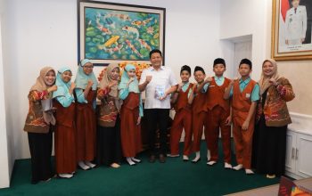 Bupati Sidoarjo Apresiasi Buku Siswi ‘Suara Dari Masa Depan’
