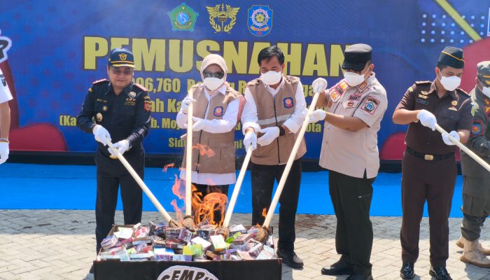 Pemkab Sidoarjo dan Bea Cukai Musnahkan 9 Juta Batang Rokok Ilegal,