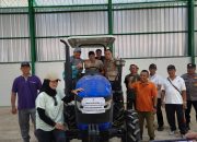Bupati Sidoarjo Subandi Serahkan Traktor untuk Gapoktan Tulangan