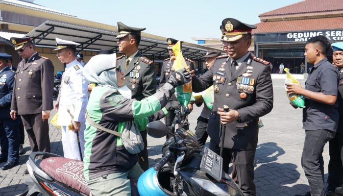 Polresta Sidoarjo Salurkan 3 Ton Beras untuk Warga dan Ojol