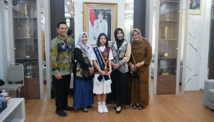 Siswi SMPN 1 Sidoarjo Raih Penghargaan dari Wabup Mimik Idayana