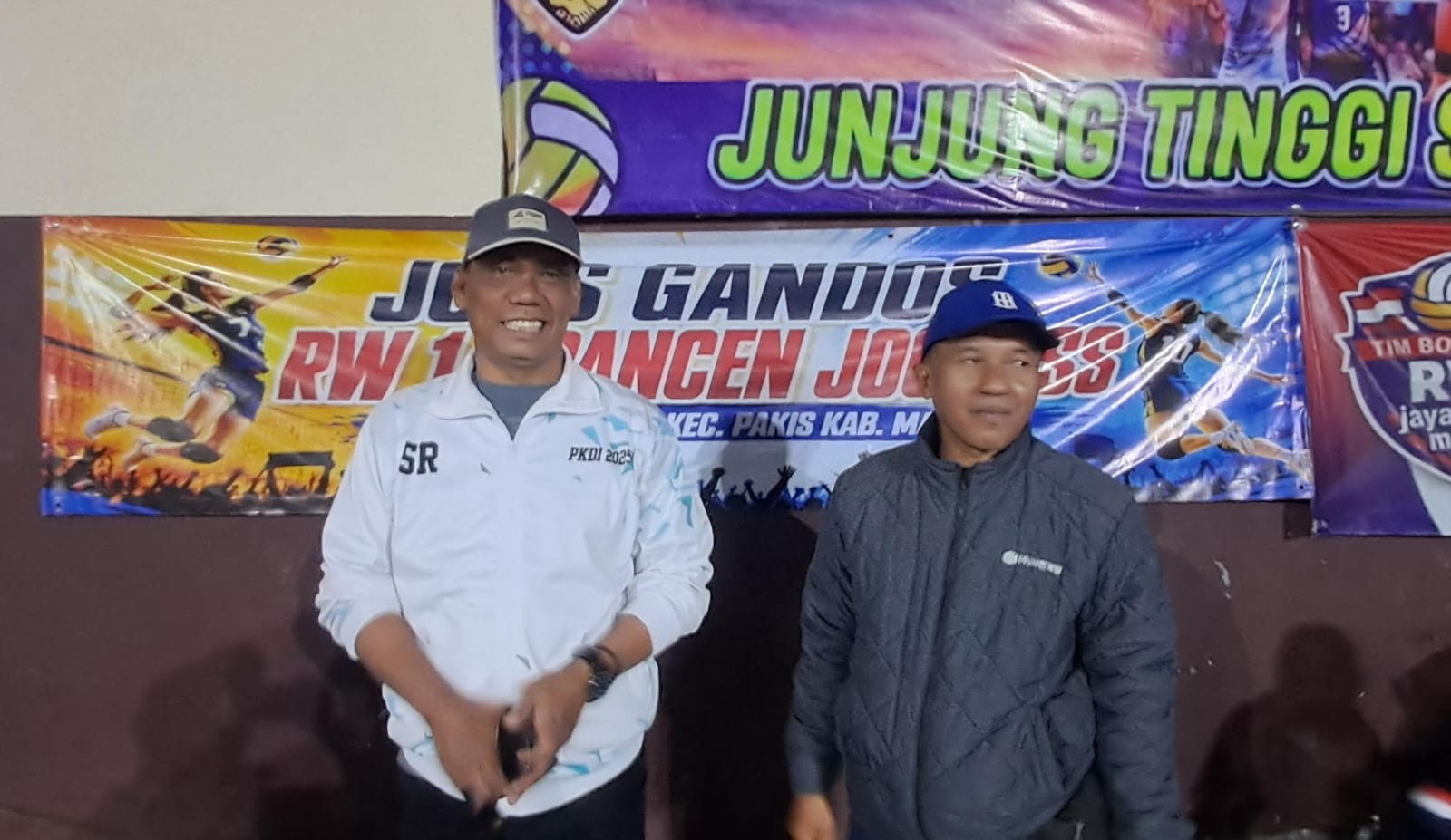 Sulirmanto Kepala Desa Sekarpuro Pakis Kabupaten Malang (kiri)