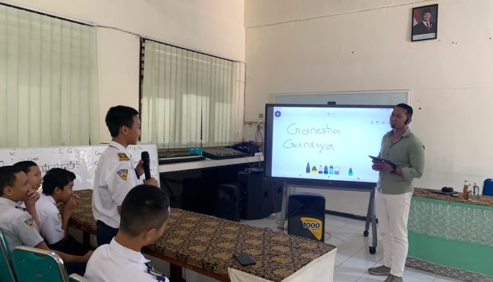 Museum Keliling Hidupkan Sejarah Keris di SMPN Malang