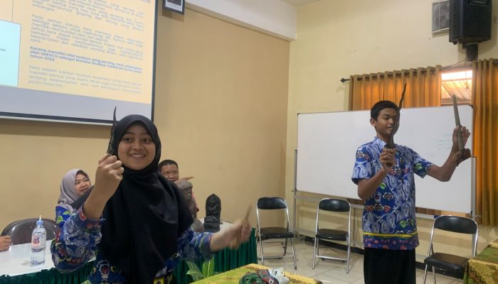 Museum Keliling Kenalkan Keris dan Cundik di SMPN 21 Malang