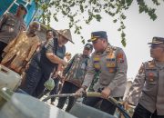Atasi Dampak Kekeringan, Polres Blitar Bersama BPBD dan PDAM Salurkan Air Bersih ke Desa Kalisudo