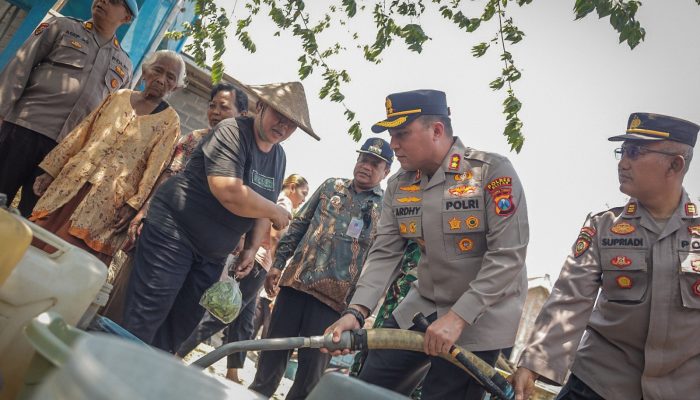 Atasi Dampak Kekeringan, Polres Blitar Bersama BPBD dan PDAM Salurkan Air Bersih ke Desa Kalisudo