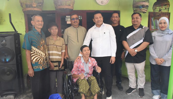Bupati Subandi Cek Rumah Warga, Dua Kursi Roda Disalurkan