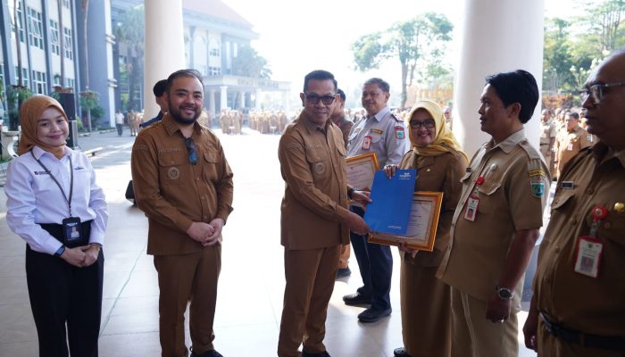 Nurochman Lepas 10 ASN Kota Batu ke Masa Purna Tugas