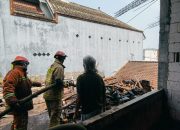 Damkar Kota Malang Jinakkan Api di Rumah Warga Dinoyo