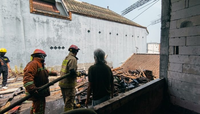 Damkar Kota Malang Jinakkan Api di Rumah Warga Dinoyo