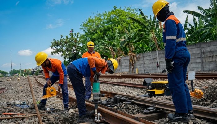 KAI Daop 8 Surabaya Perkuat Keselamatan Jalur Kereta