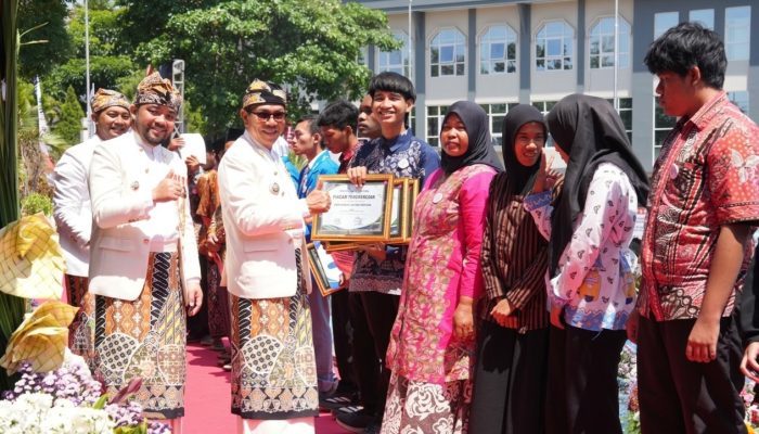 Tokoh Pembangunan Diganjar Lencana Penghargaan Pemkot Batu