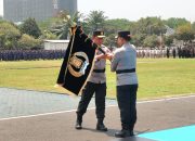 Sertijab Kapolda Jatim: Irjen Pol Dekananto Eko Purwono Resmi Terima Pataka Bhayangkara Satya Abhiyukta