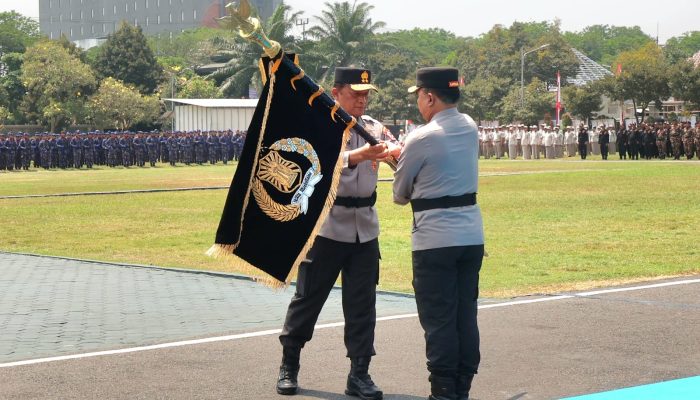 Sertijab Kapolda Jatim: Irjen Pol Dekananto Eko Purwono Resmi Terima Pataka Bhayangkara Satya Abhiyukta