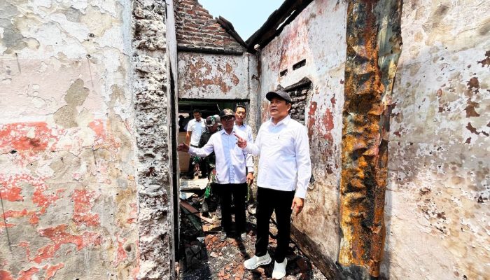 Bupati Subandi Pastikan Dua Rumah Terbakar Segera Diperbaiki
