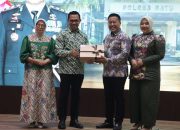 Pemkot Batu Anugerahkan Lencana kepada AKBP Aris