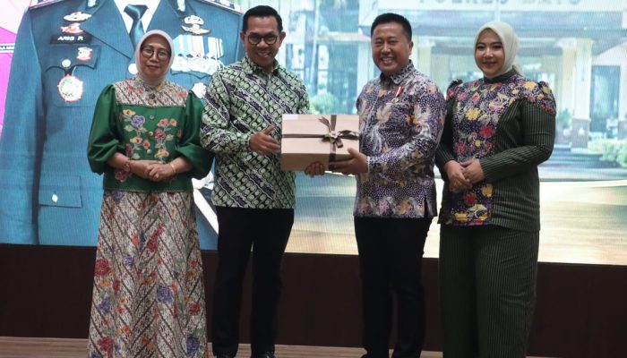 Pemkot Batu Anugerahkan Lencana kepada AKBP Aris