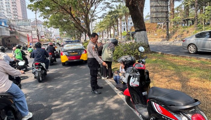 Samapta Polresta Malang Kota Sigap Tolong Korban Kecelakaan