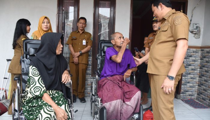 Bupati Sidoarjo Datangi Rumah Warga, Salurkan Kursi Roda