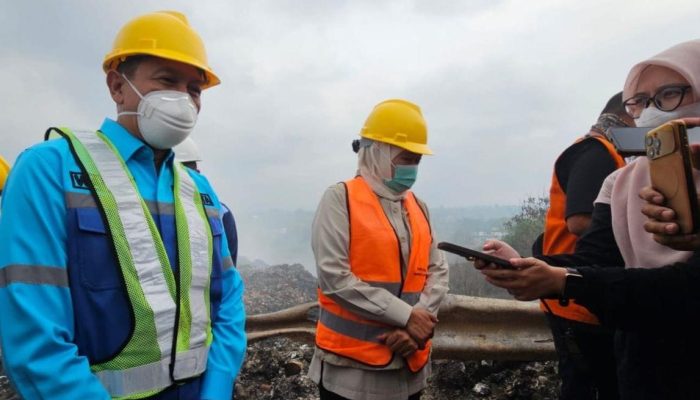 Helikopter Bantu Padamkan Kebakaran TPA Supit Urang