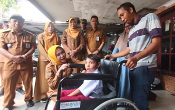 Wabup Mimik Salurkan Bantuan untuk Warga Berkebutuhan Khusus