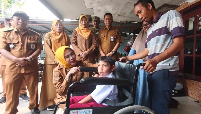 Wabup Mimik Salurkan Bantuan untuk Warga Berkebutuhan Khusus